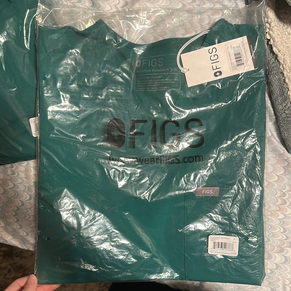 Figs Catarina one pocket scrub top & pants set- Hunter Green